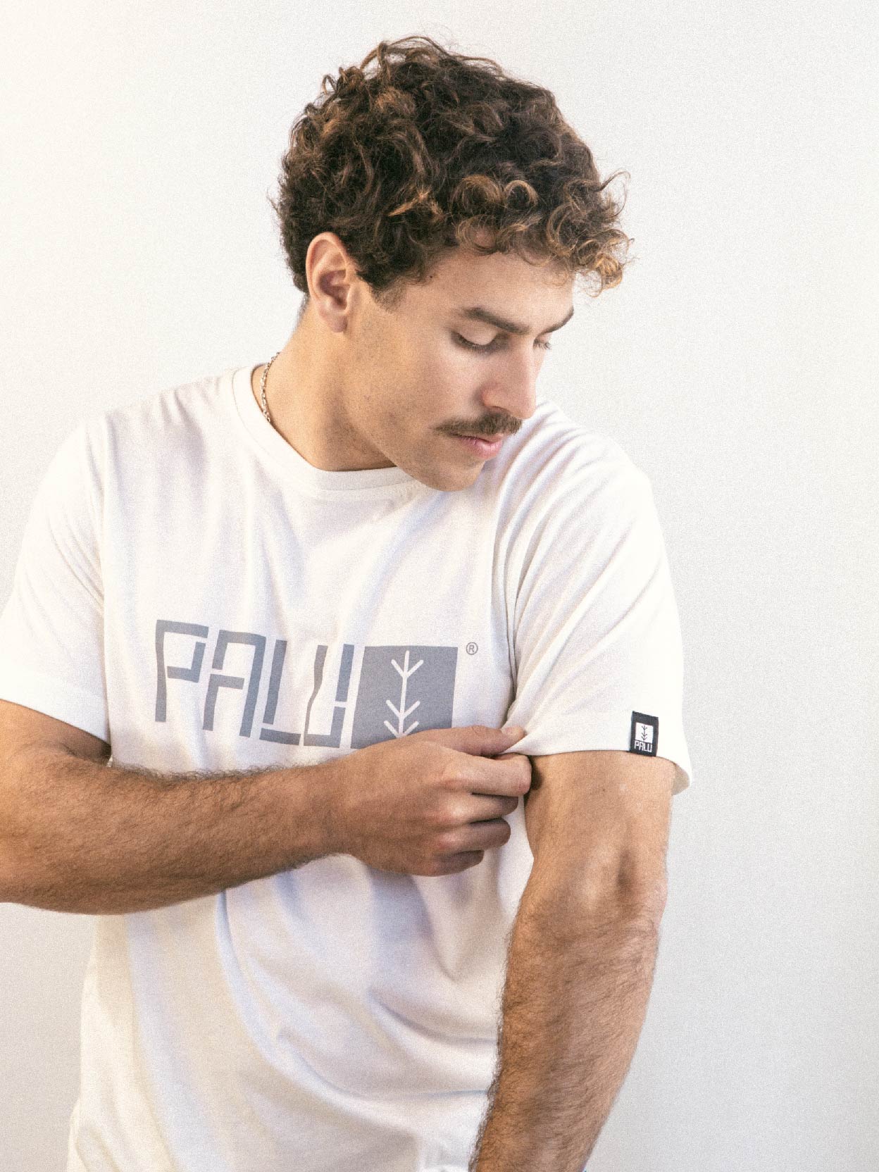 Off White Light Classic Tee masc model