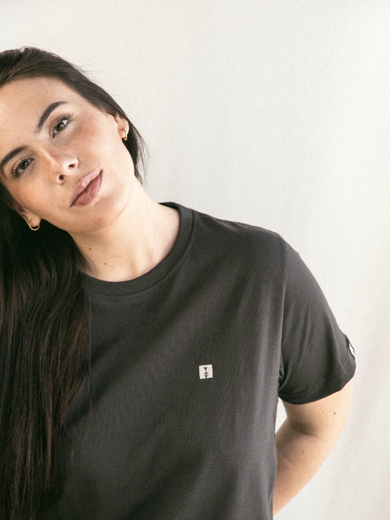 dark grey tree tee fem model